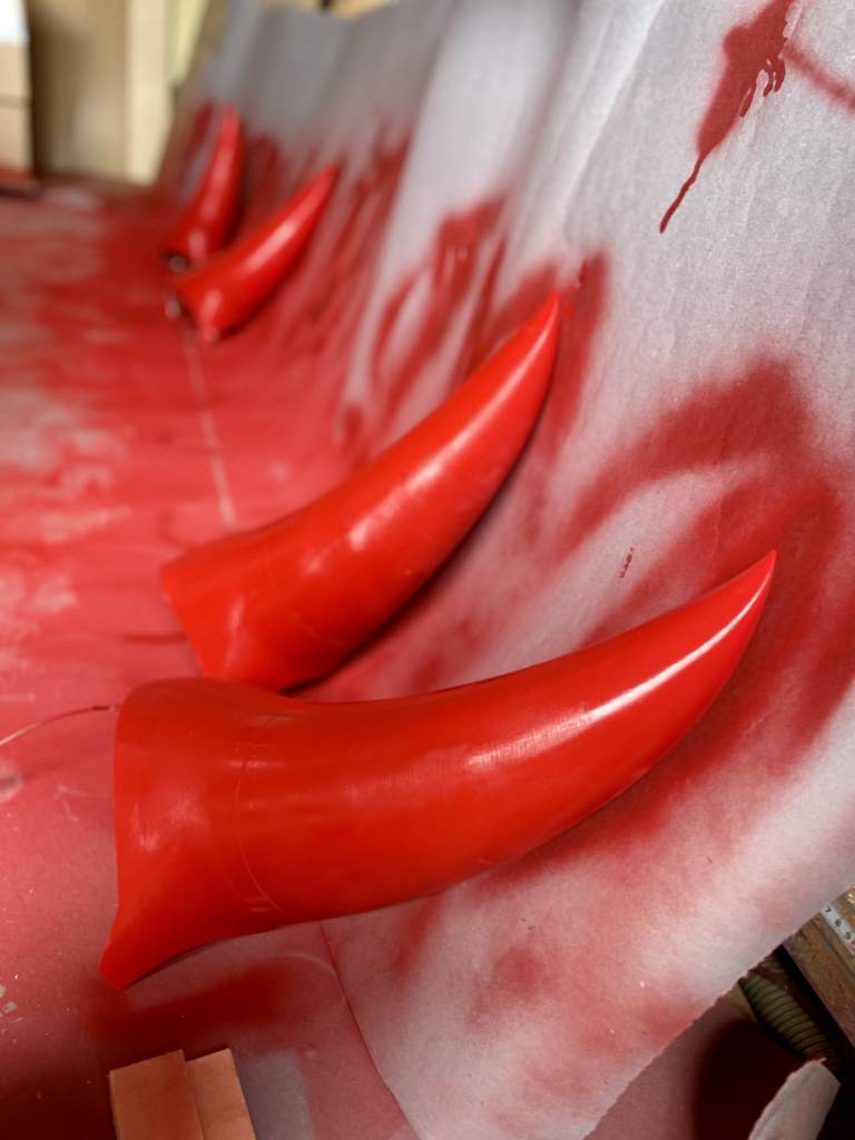 blodrød lakering af horn