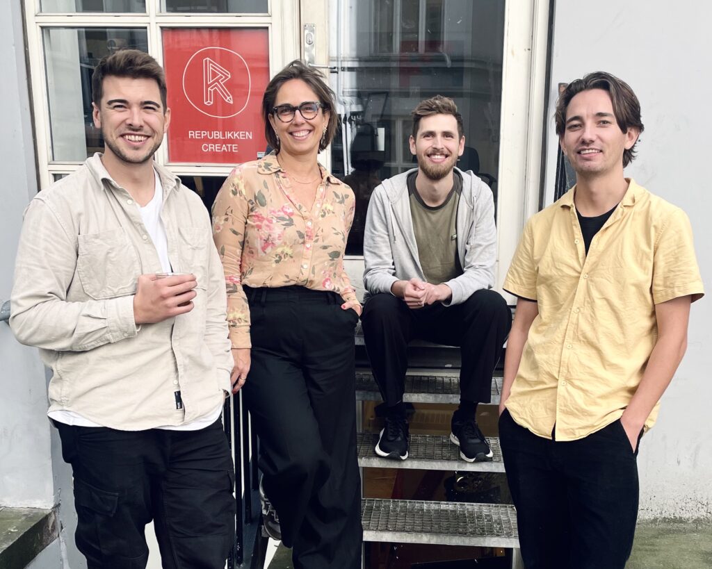 Gruppebillede foran kontoret