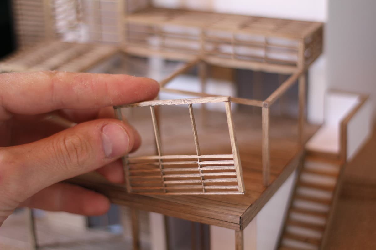 Håndlavet arkitekturmodel i træ